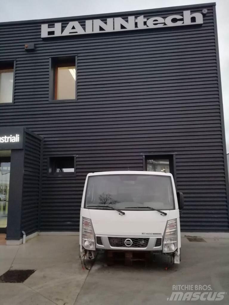 Nissan NT400 驾驶室与内部