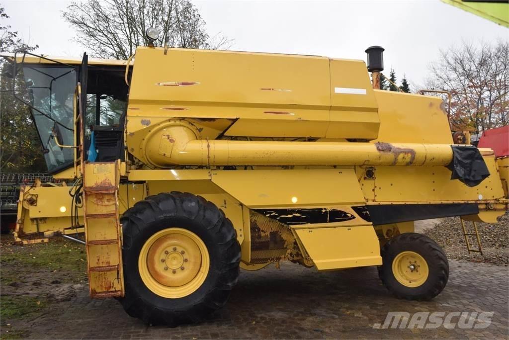 New Holland TF 42 联合收割机