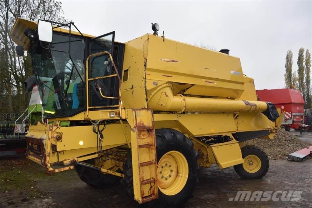 New Holland TF 42 联合收割机