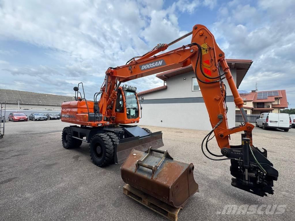 Doosan DX 140 W 轮式挖掘机