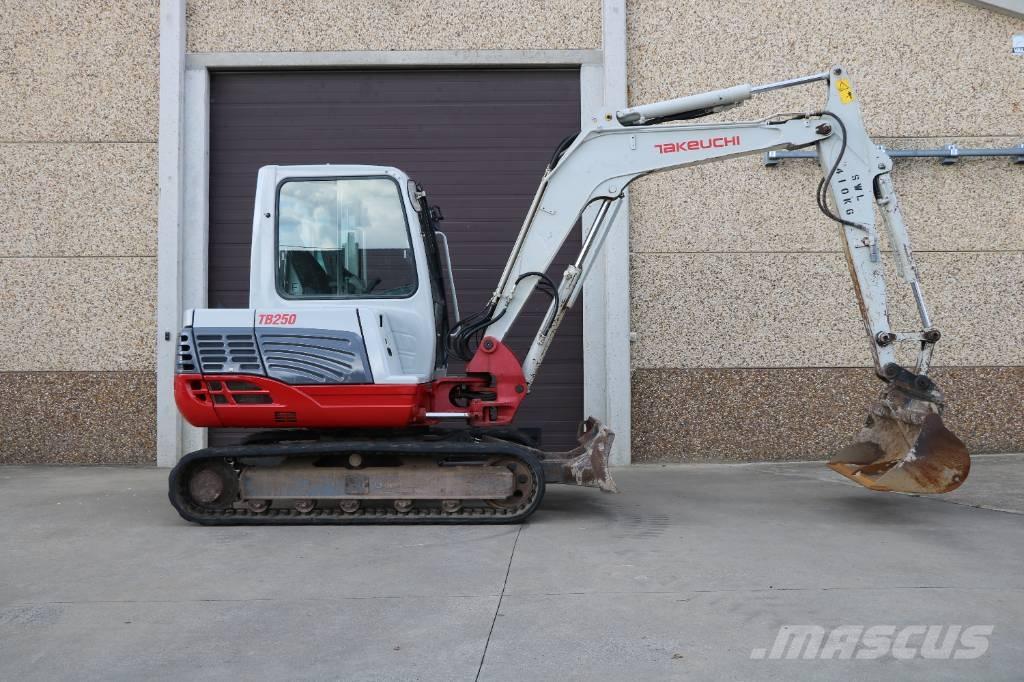 Takeuchi TB 250 小型挖掘机