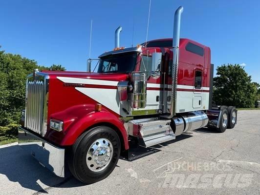Kenworth W 900 牵引车