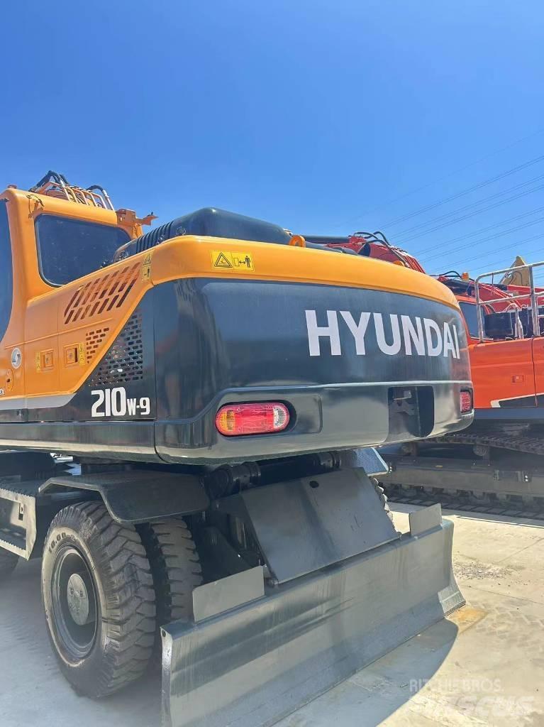 Hyundai R210W-9 轮式挖掘机