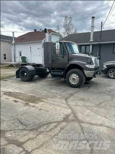 International 4400 牵引车