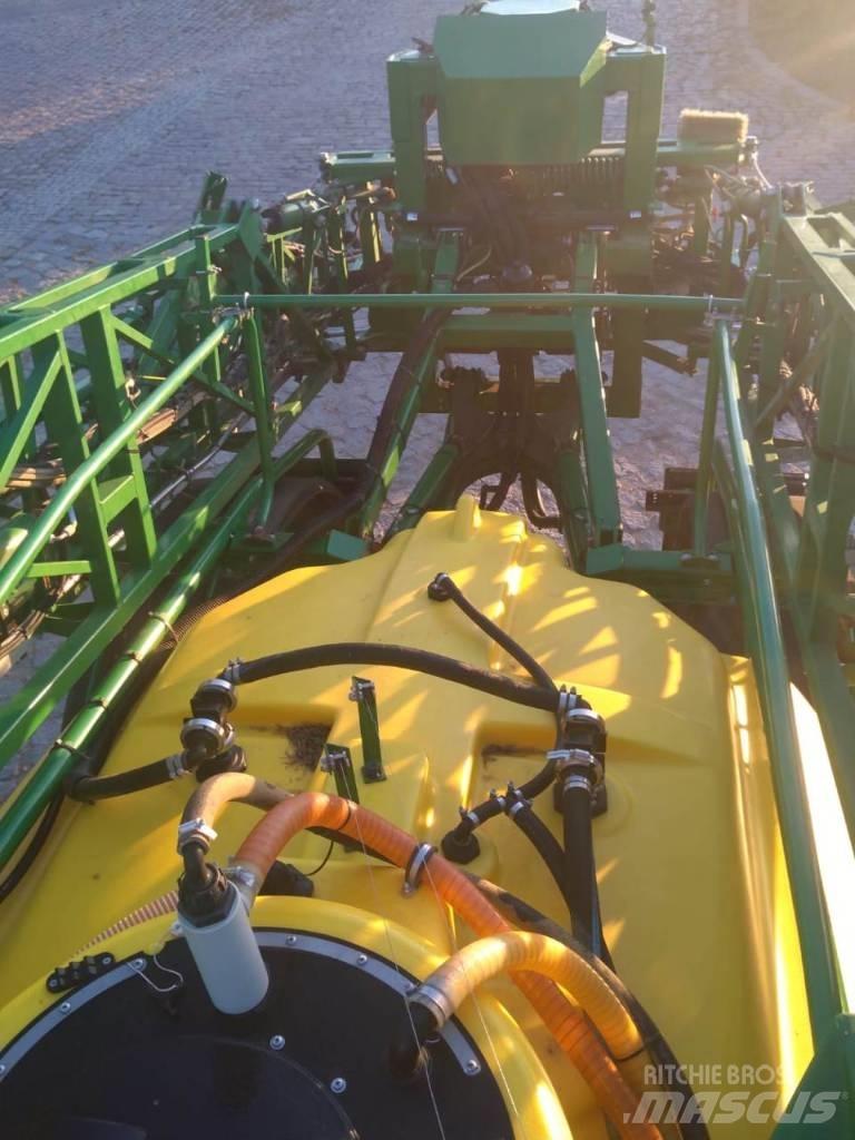 John Deere R944i 牵引式喷雾机