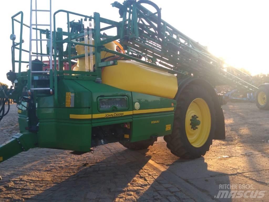John Deere R944i 牵引式喷雾机