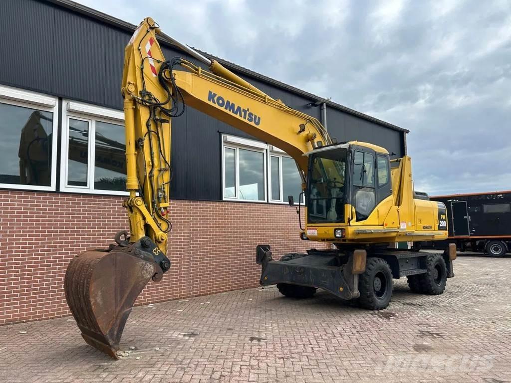 Komatsu PW200 轮式挖掘机
