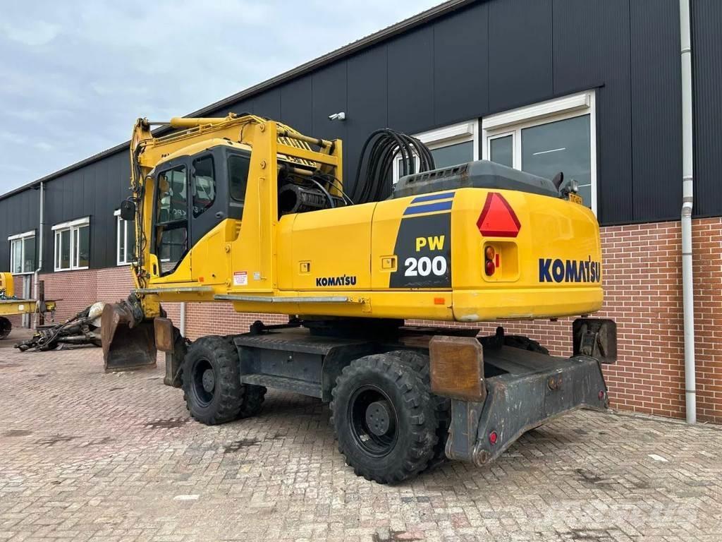Komatsu PW200 轮式挖掘机