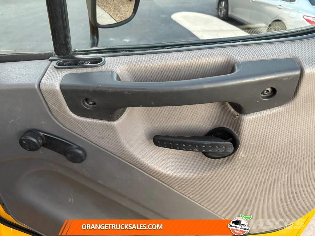 Freightliner M2 平板栏板货车