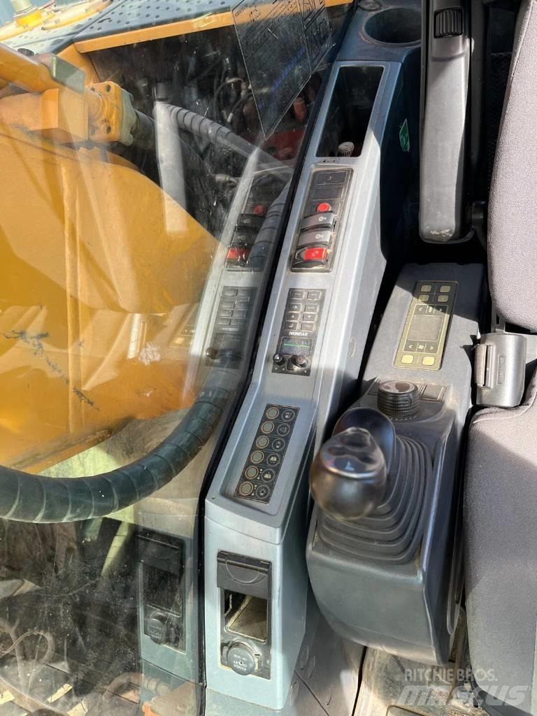 JCB JS 220 LC 履带挖掘机