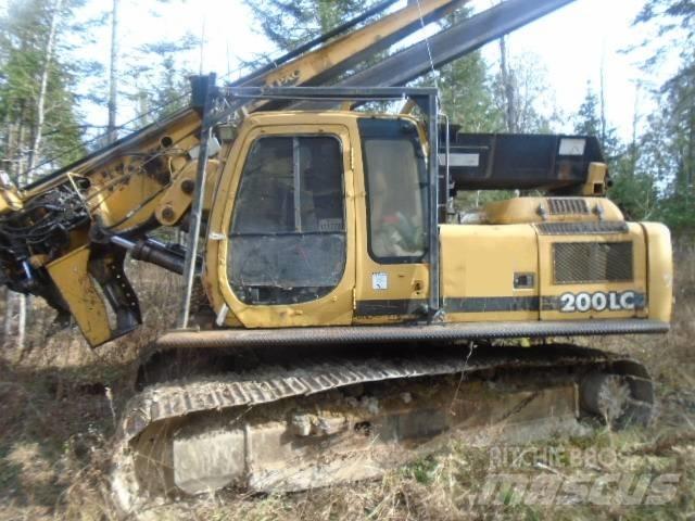 John Deere 200 LC 打枝机