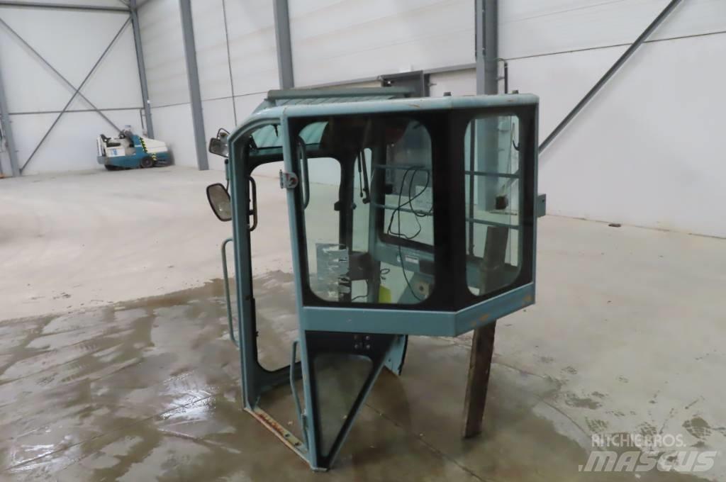 Yanmar Vio 75 驾驶室与内部