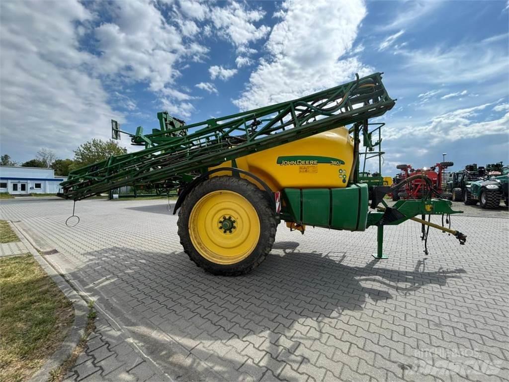 John Deere 740i 牵引式喷雾机