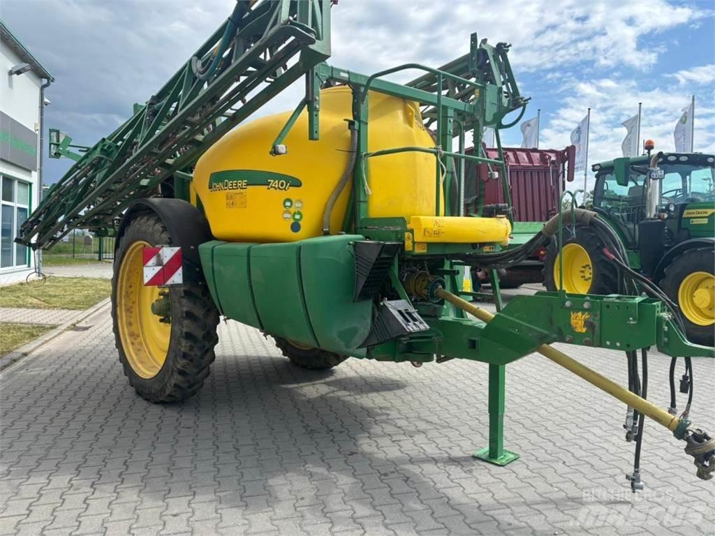 John Deere 740i 牵引式喷雾机