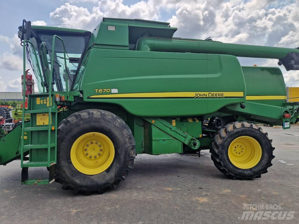 John Deere T670 联合收割机