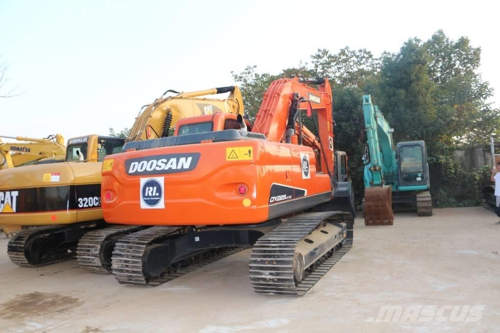 Doosan dx225 履带挖掘机
