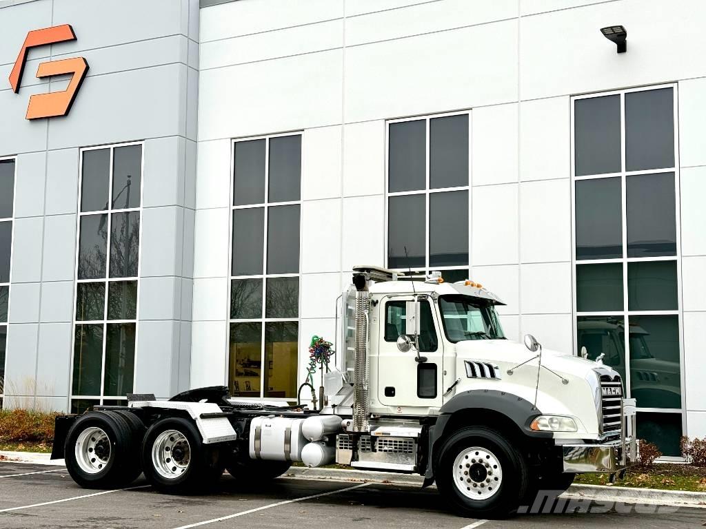 Mack GU813 牵引车