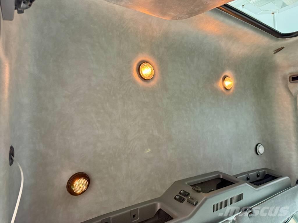 Mack GU813 牵引车