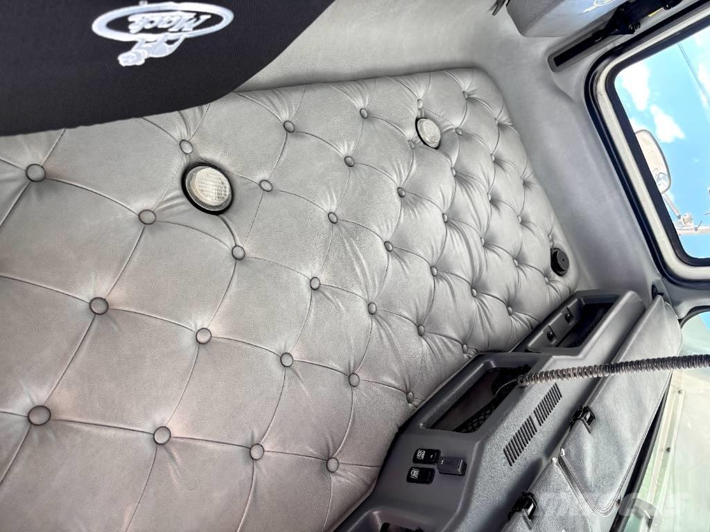 Mack CHU 613 牵引车