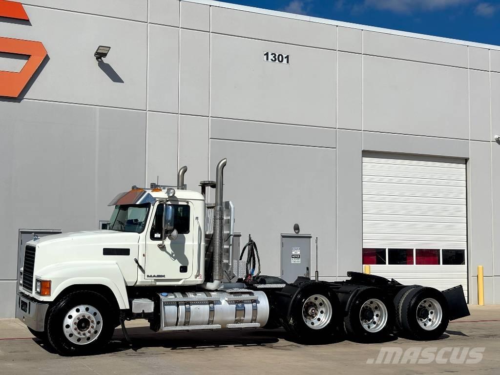 Mack CHU 613 牵引车