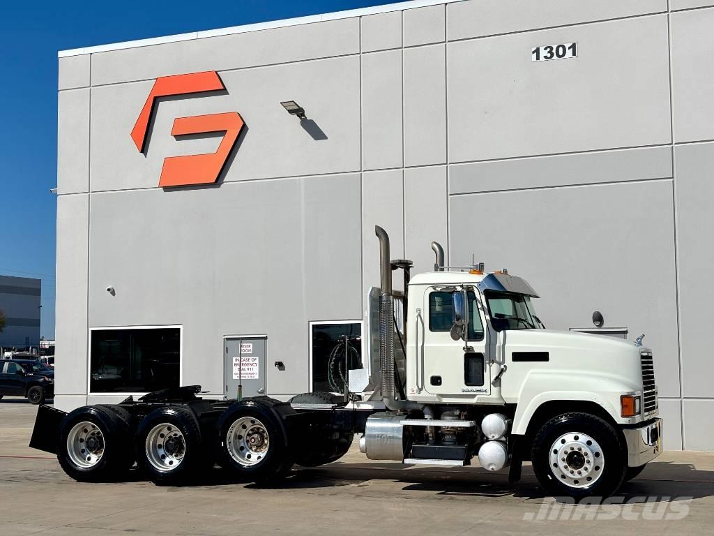 Mack CHU 613 牵引车