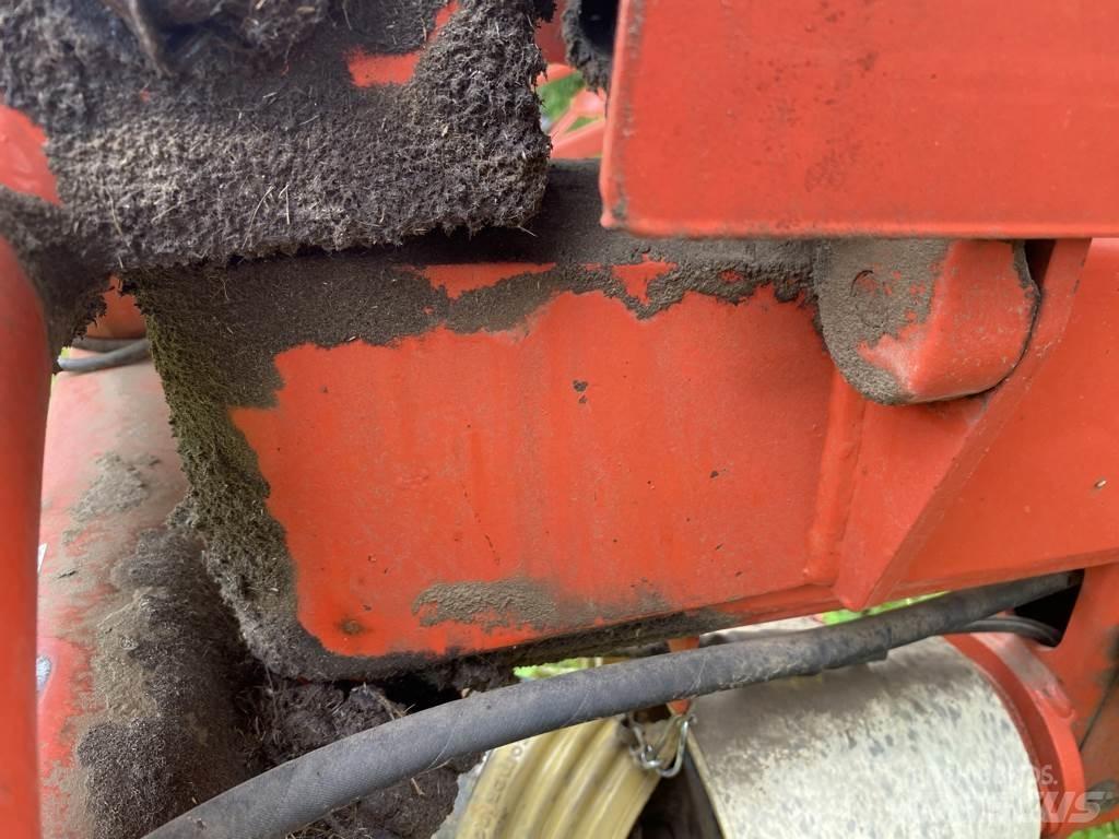 Kuhn GF6301MH 犁耙和摊草机