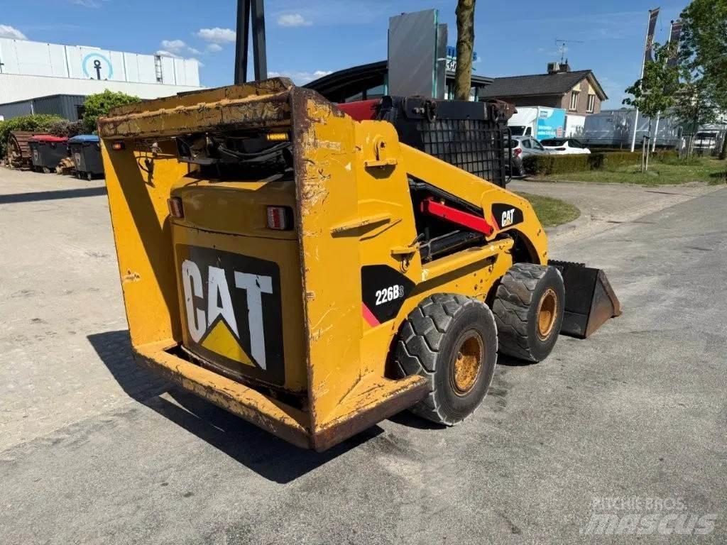 CAT 226B3 Turbo 滑移装载机