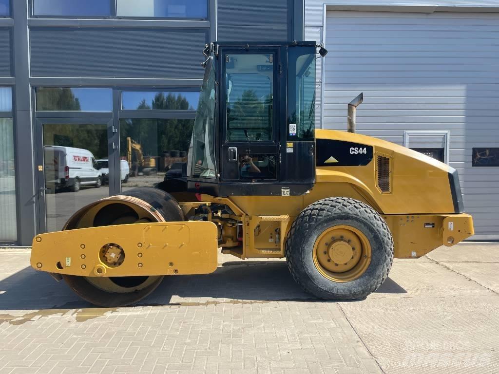 CAT CS44 单轮压路机