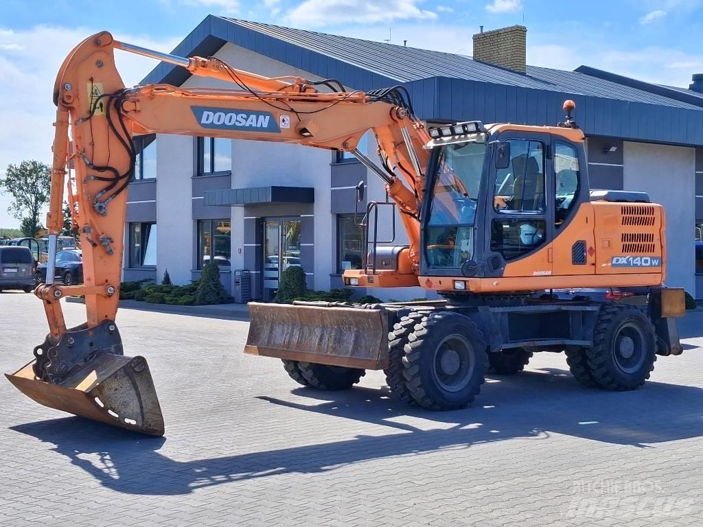 Doosan DX 140 W-3 轮式挖掘机