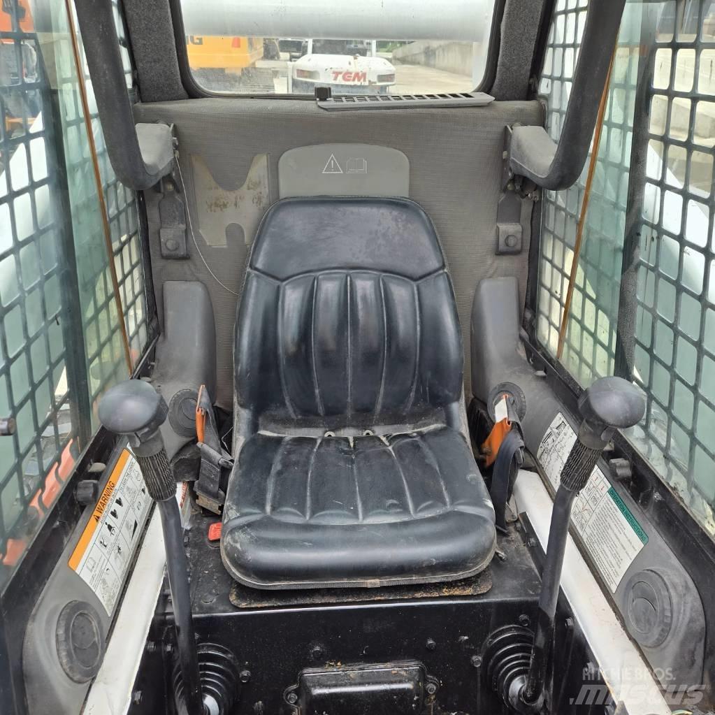 Bobcat S 300 滑移装载机