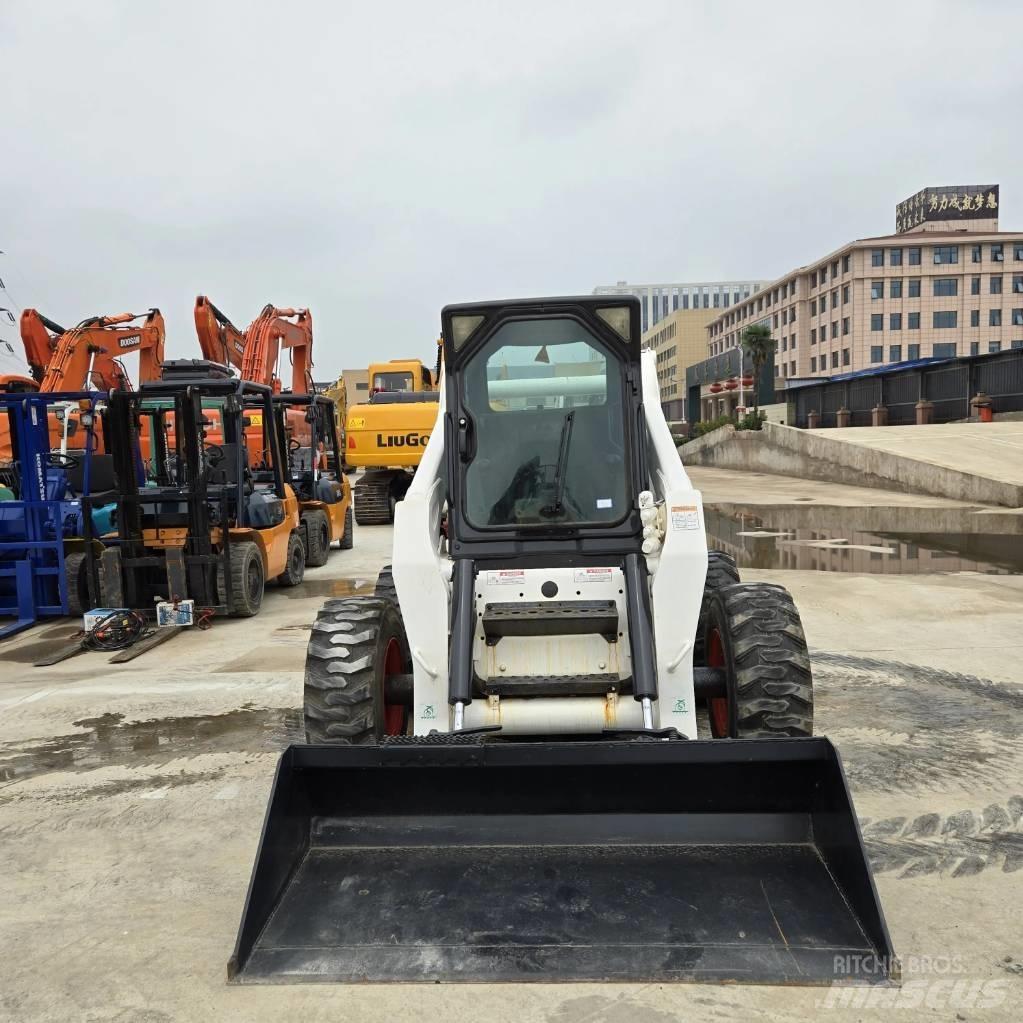 Bobcat S 300 滑移装载机