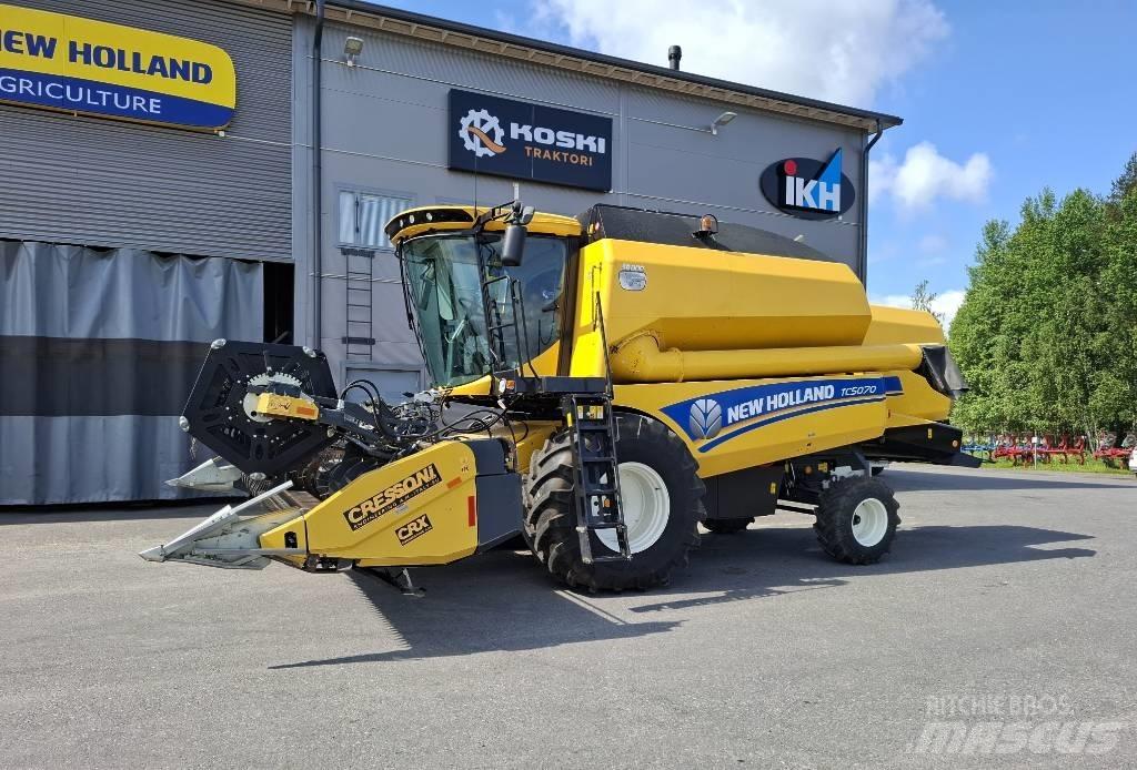 New Holland TC 5070 联合收割机