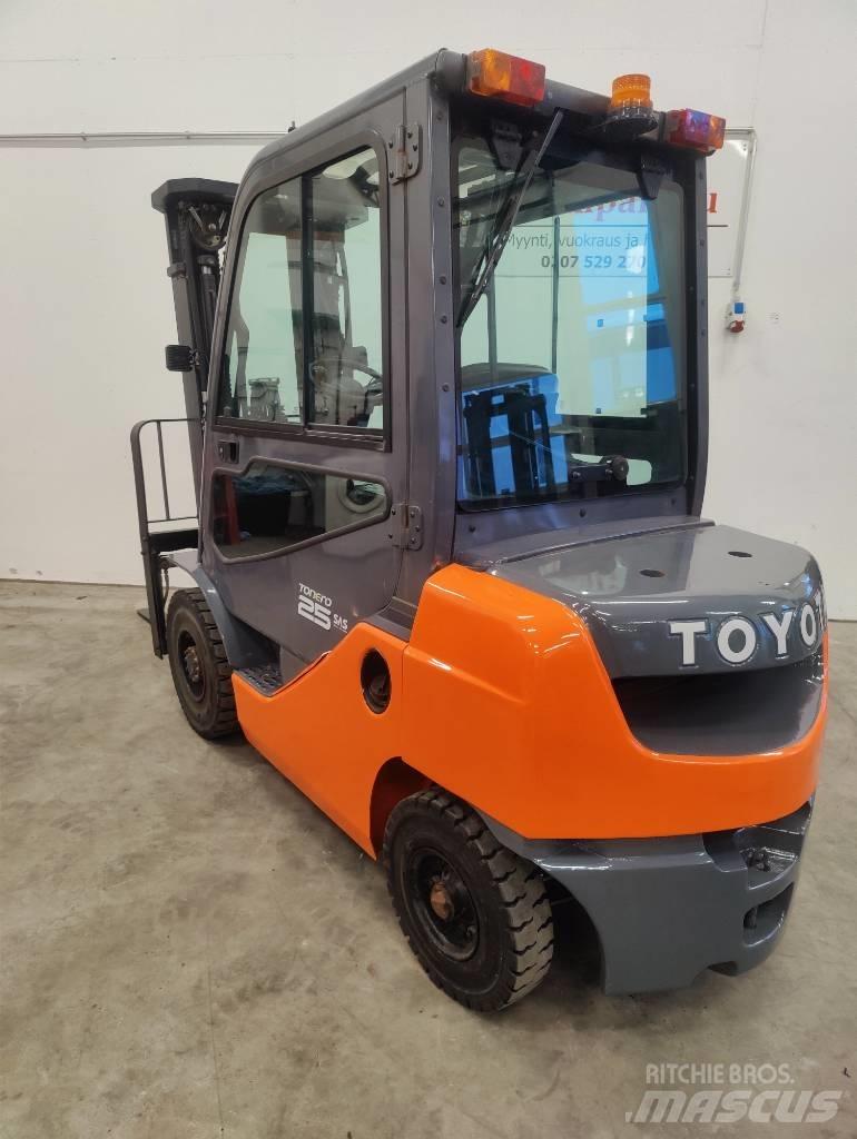 Toyota 02-8 FDF25 柴油叉车