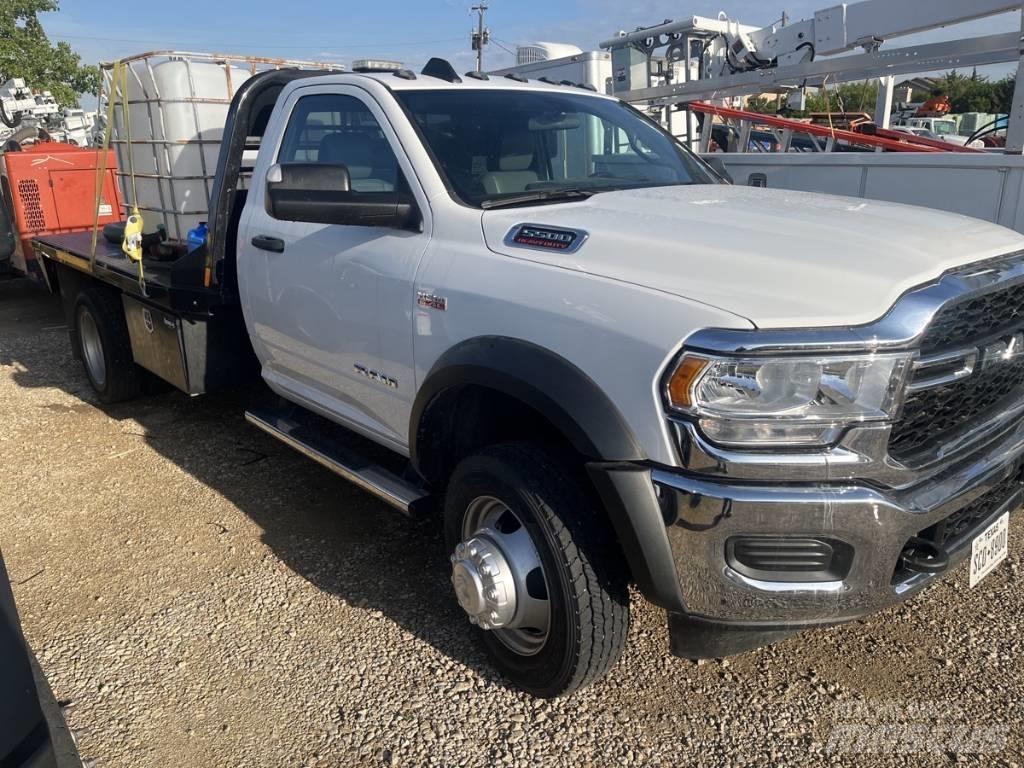 RAM 5500 平板栏板货车