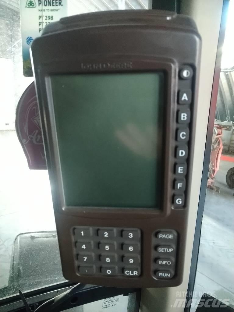 John Deere 732 牵引式喷雾机