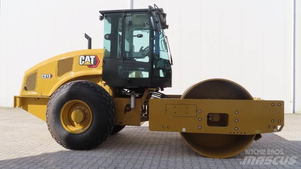 CAT CS13 单轮压路机
