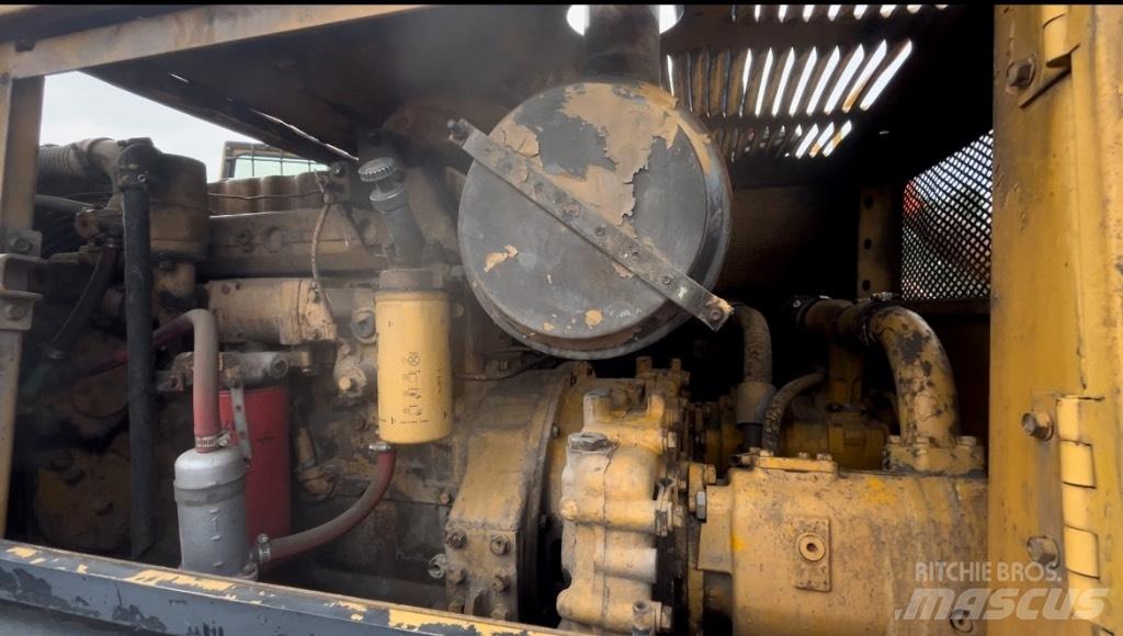 CAT 215 履带挖掘机