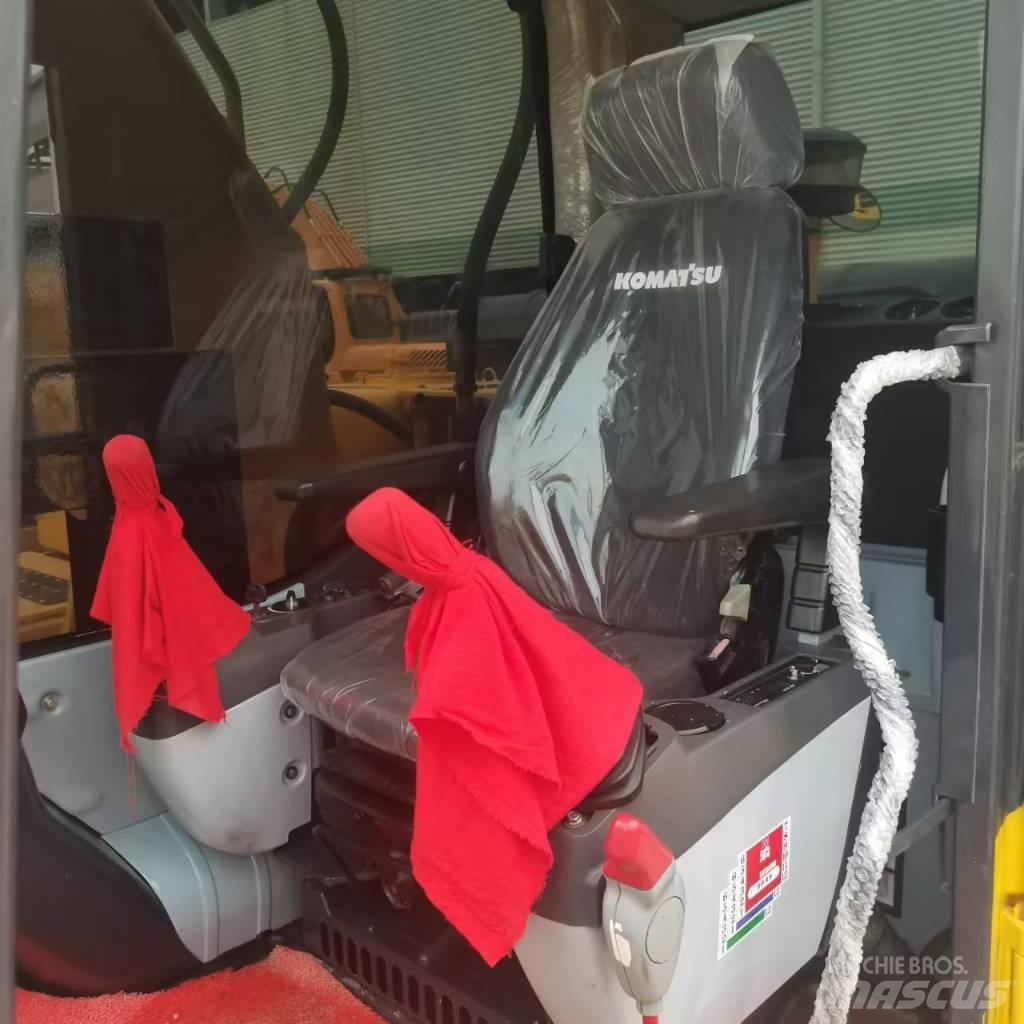 Komatsu 220-8 小型挖掘机