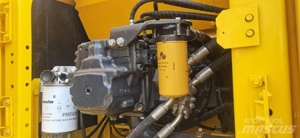 Komatsu 220-8 小型挖掘机