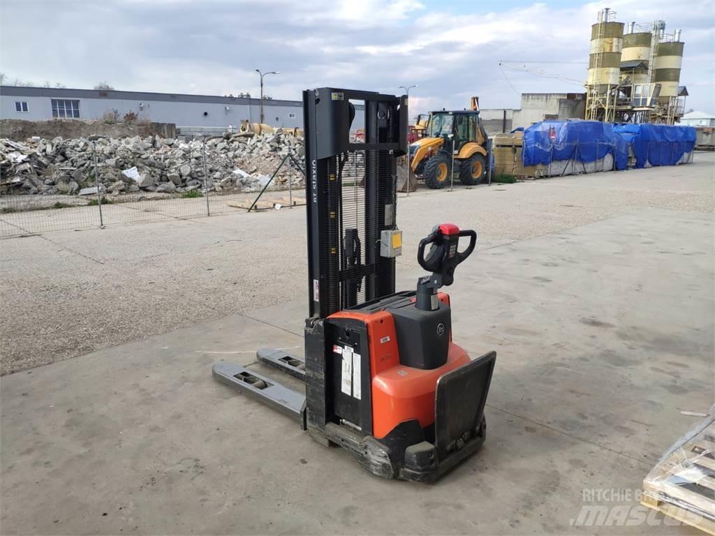 BT SWE120 手推堆垛车
