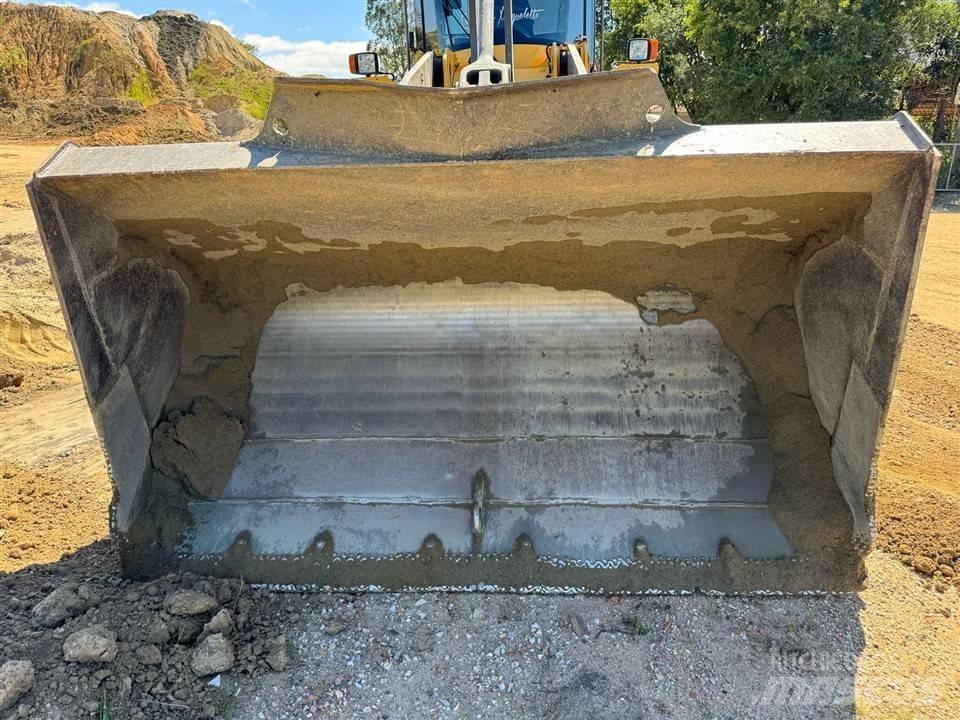 Volvo L 90 F 轮式装载机