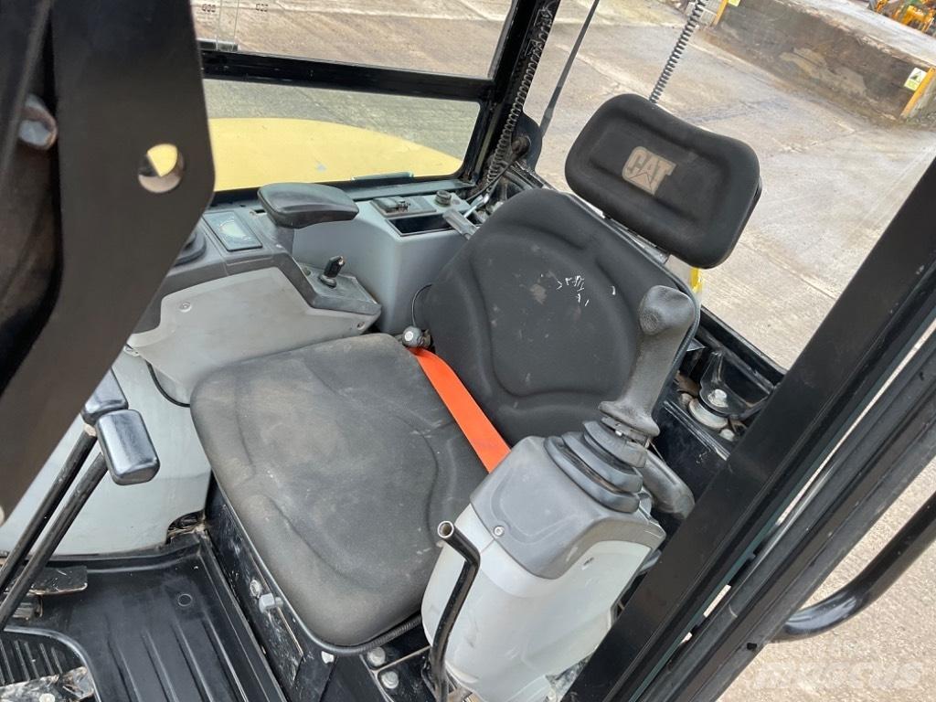 CAT 302.7 D CR 小型挖掘机