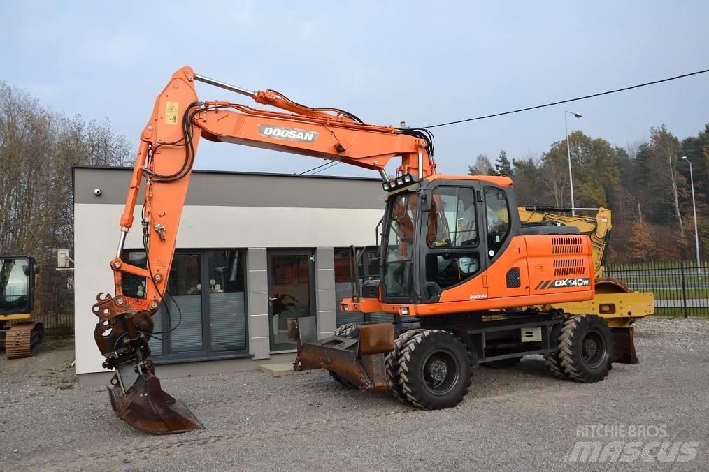 Doosan DX 140 W 轮式挖掘机
