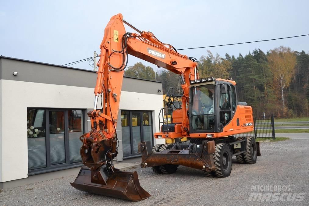 Doosan DX 140 W 轮式挖掘机