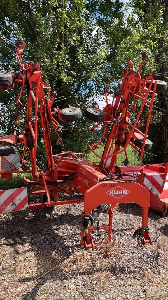 Kuhn GF 8501 T 犁耙和摊草机