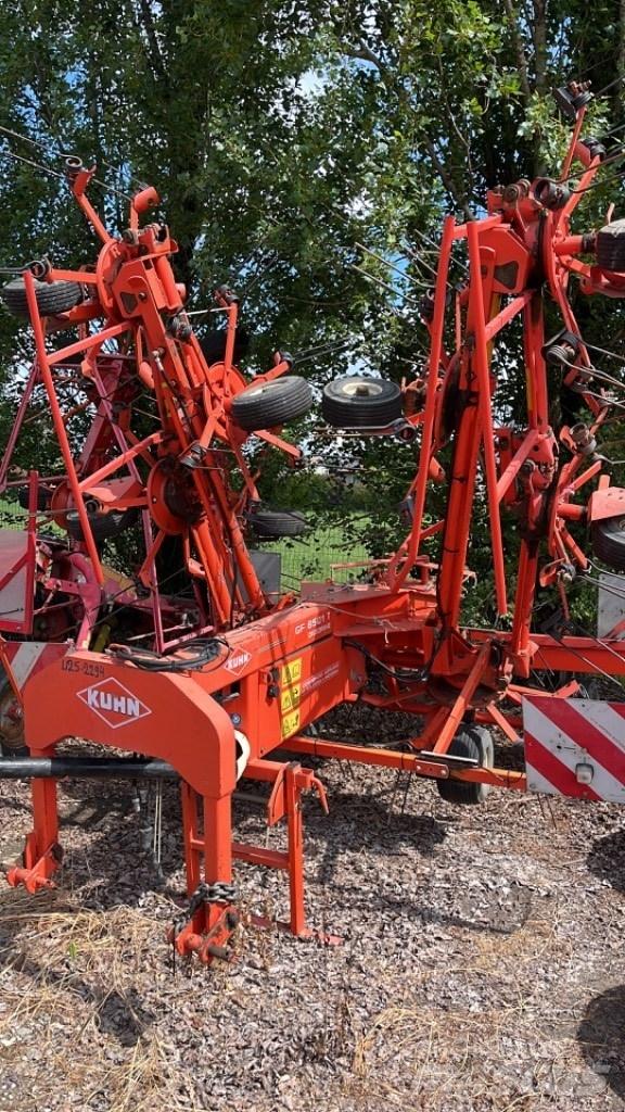 Kuhn GF 8501 T 犁耙和摊草机