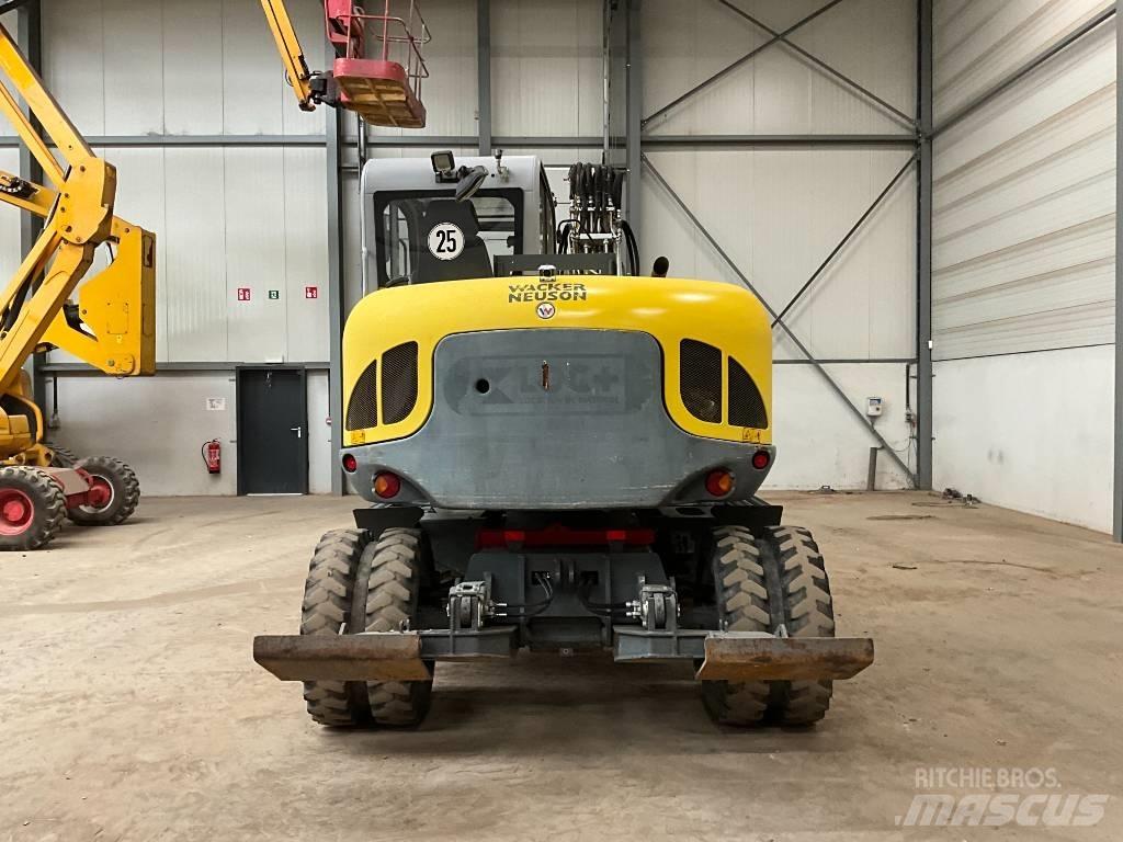 Neuson EW 100 轮式挖掘机