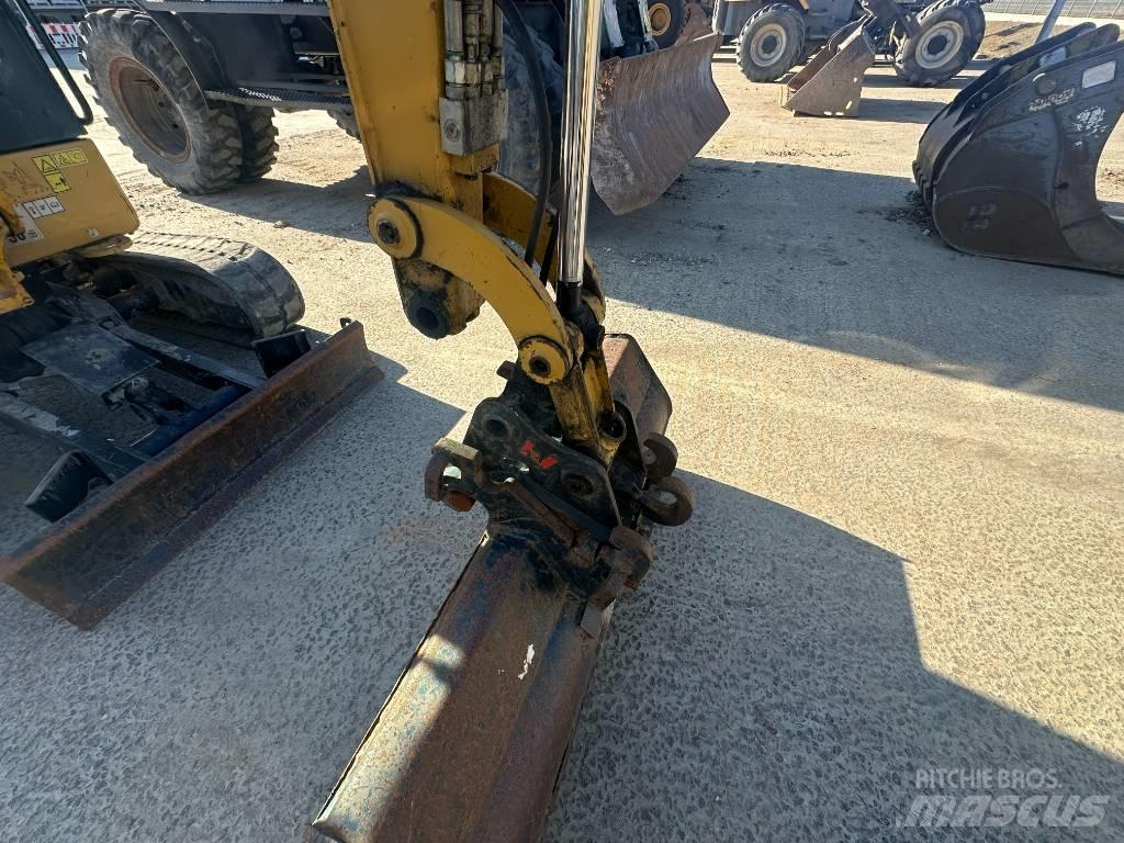 CAT 301.8 小型挖掘机