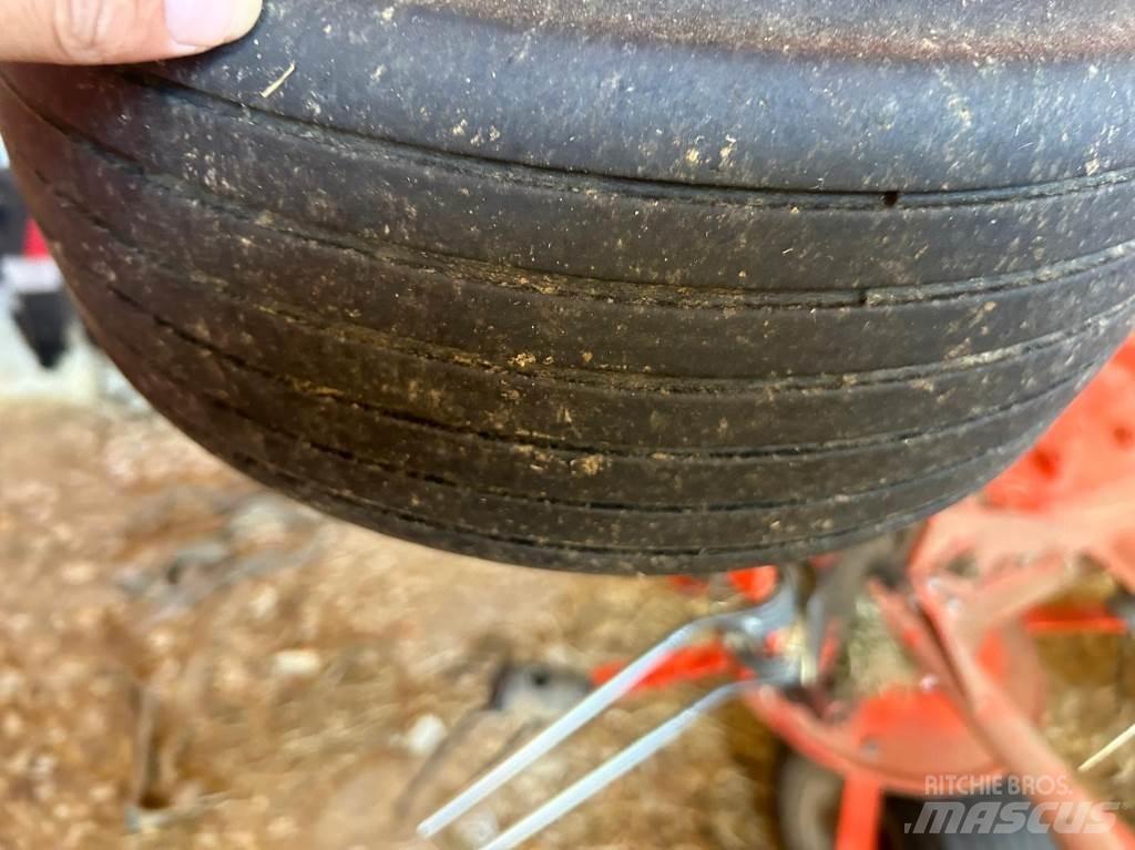 Kuhn GF10812 犁耙和摊草机