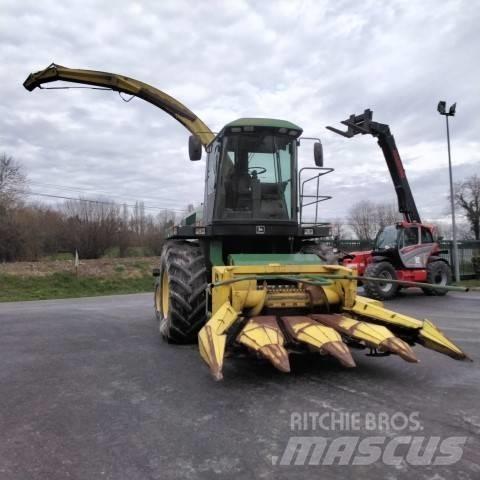 John Deere 6610 自走式青贮饲料收割机